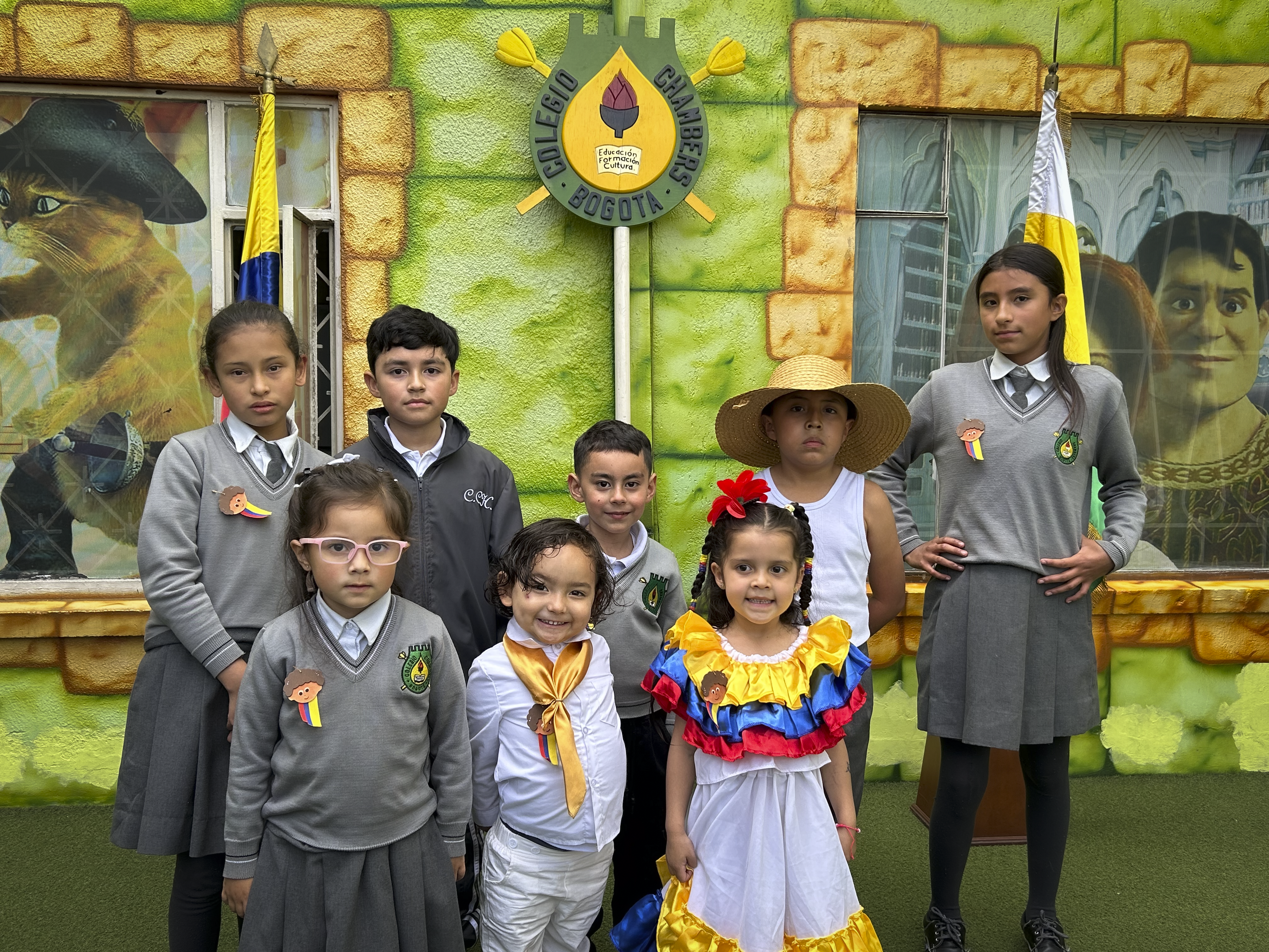 Estudiantes de primaria trabajando con su profesora en el aula