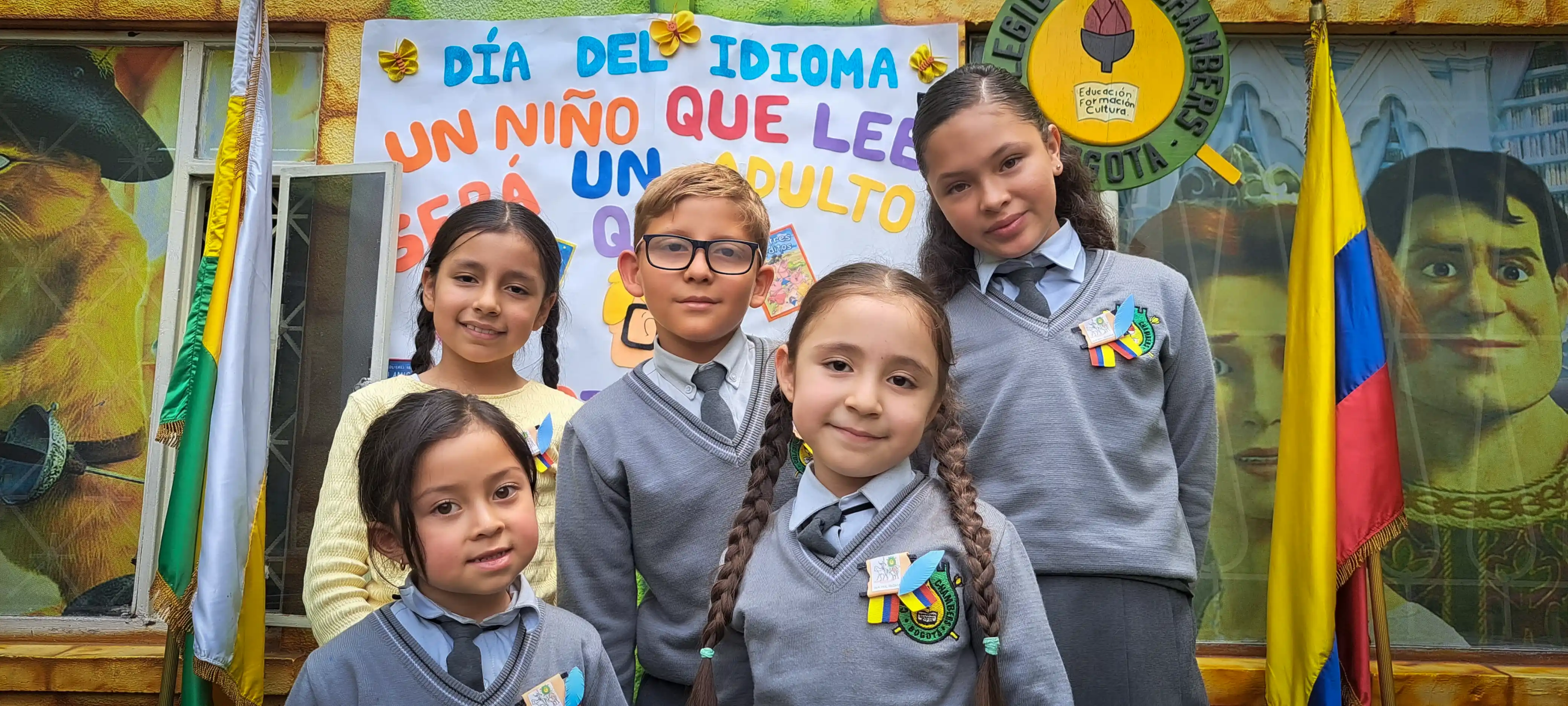 Ni&ntilde;os de preescolar aprendiendo con material did&aacute;ctico